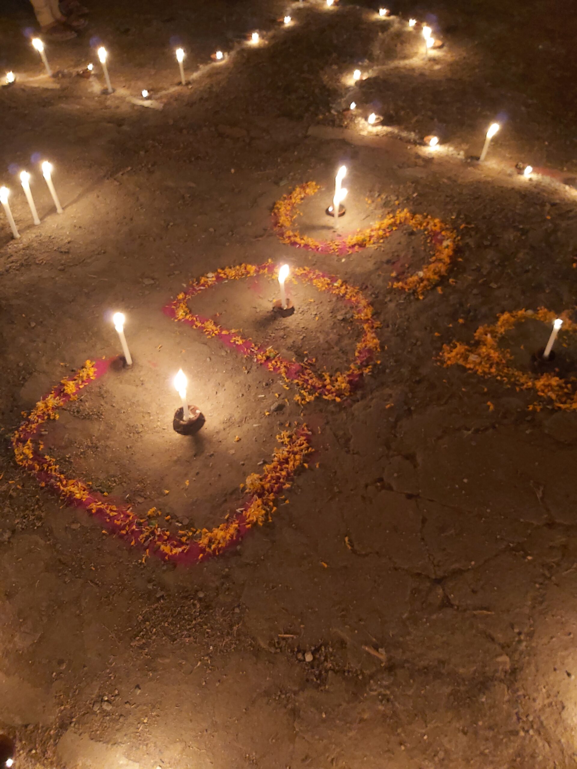 देवरीखुर्द में कॉलोनी वासियों ने देश के शहीद जवानों को दी श्रद्धांजलि, 1 मिनट का मौन धारण कर  मृत आत्माओं के लिए की प्रार्थना