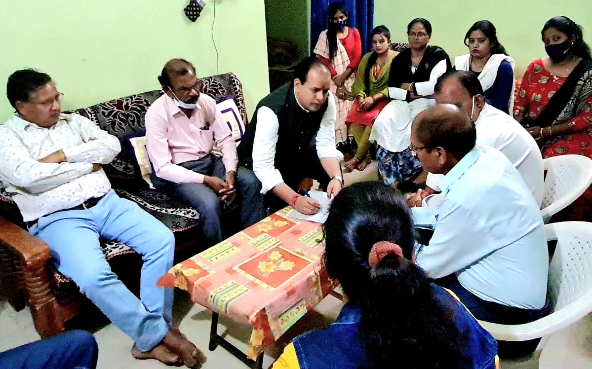 विधायक डॉक्टर बांधी व विधायक प्रतिनिधि बी पी सिंह के साथ पहुंचे देवरीखुर्द ,यूक्रेन में फंसे देवरीखुर्द के छात्र मनोज गौरव के पिता चक्रेश कुमार और उनकी माता से की मुलाकात ,ऑपरेशन गंगा के तहत छात्रों को सुरक्षित घर वापसी का दिया आश्वासन