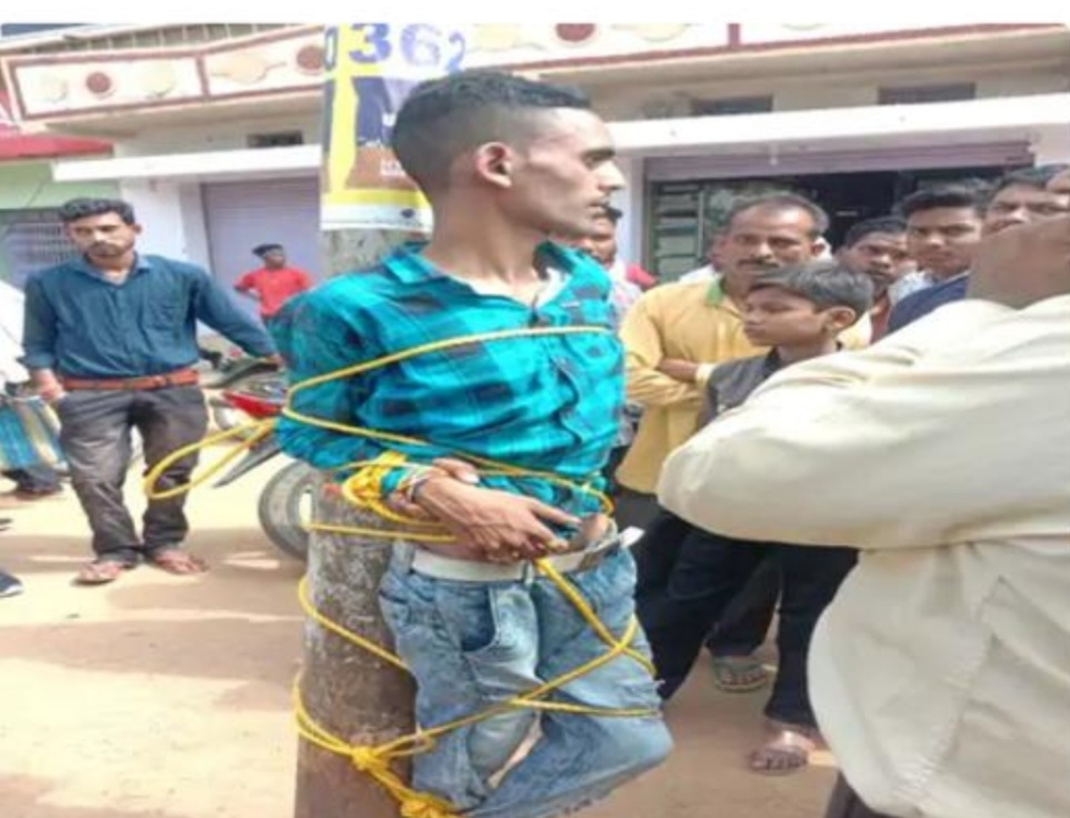 युवा के खंभे से बांधकर बेदम पिटाई: दुकान से चोरी करते रंगे हाथों पकड़ाया तो लोगों ने मिलकर लात घूंसो से पीटा