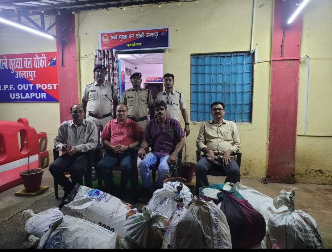 उसलापुर गौरेला पेंड्रा रेल मार्ग से सवारी यात्री पैसेंजर में लगातार हो रहे अवैध रूप से बांस करील की तस्करी पर आरपीएफ उसलापुर,बिलासपुर फॉरेस्ट विभाग ने की कार्रवाई