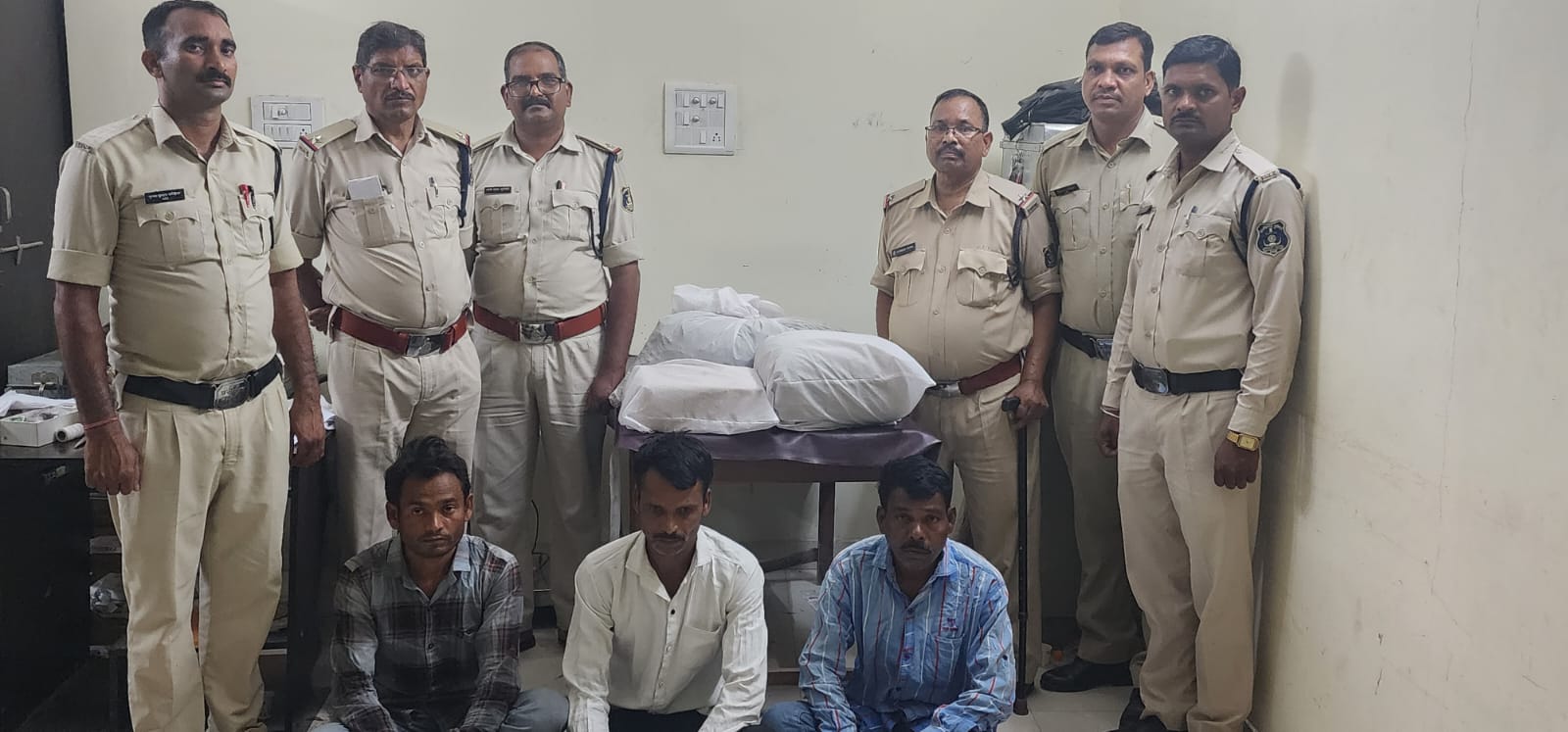 तारबाहर पुलिस, ACCU जिला एवं RPF बिलासपुर की संयुक्त कार्यवाही*  *अवैध नशा के विरुद्ध अभियान “निजात” के दौरान कार्यवाही*  *18.8 किलो गांजा के साथ अंतराज्यीय तस्कर गैंग गिरफ्तार*
