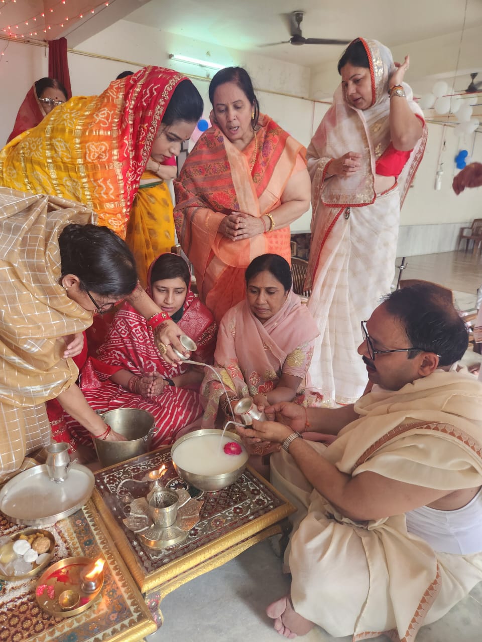 श्री जैन श्वेतांबर समाज का चोपड़ा भवन महावीर जन्म वाचन महोत्सव में 14 स्वप्नों की बोली एवं 108 दीए से महाआरती