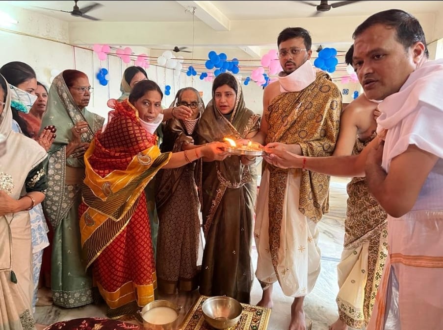पर्युषण पर्व के सातवें दिन शांति कलश, मुलनायक, दादा गुरुदेव, मंगल दीपक की आरती एवं भक्ति संपन्न*