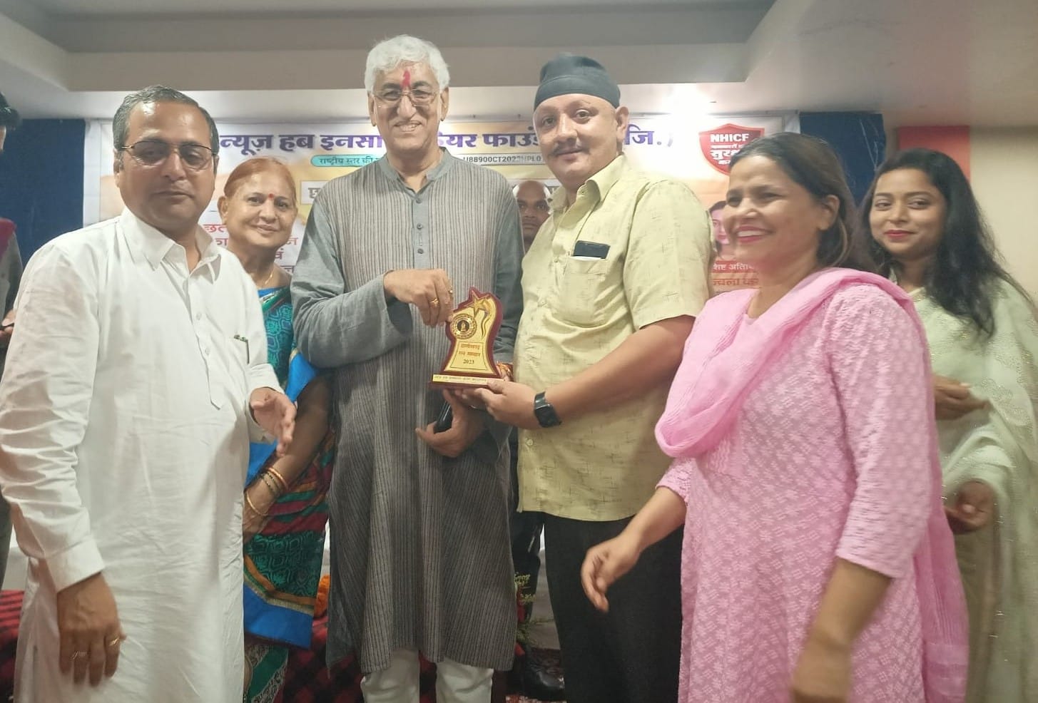 समाज सेवी चंचल सलूजा हुए सम्मानित, प्राप्त सम्मान को परिवार को किया समर्पित