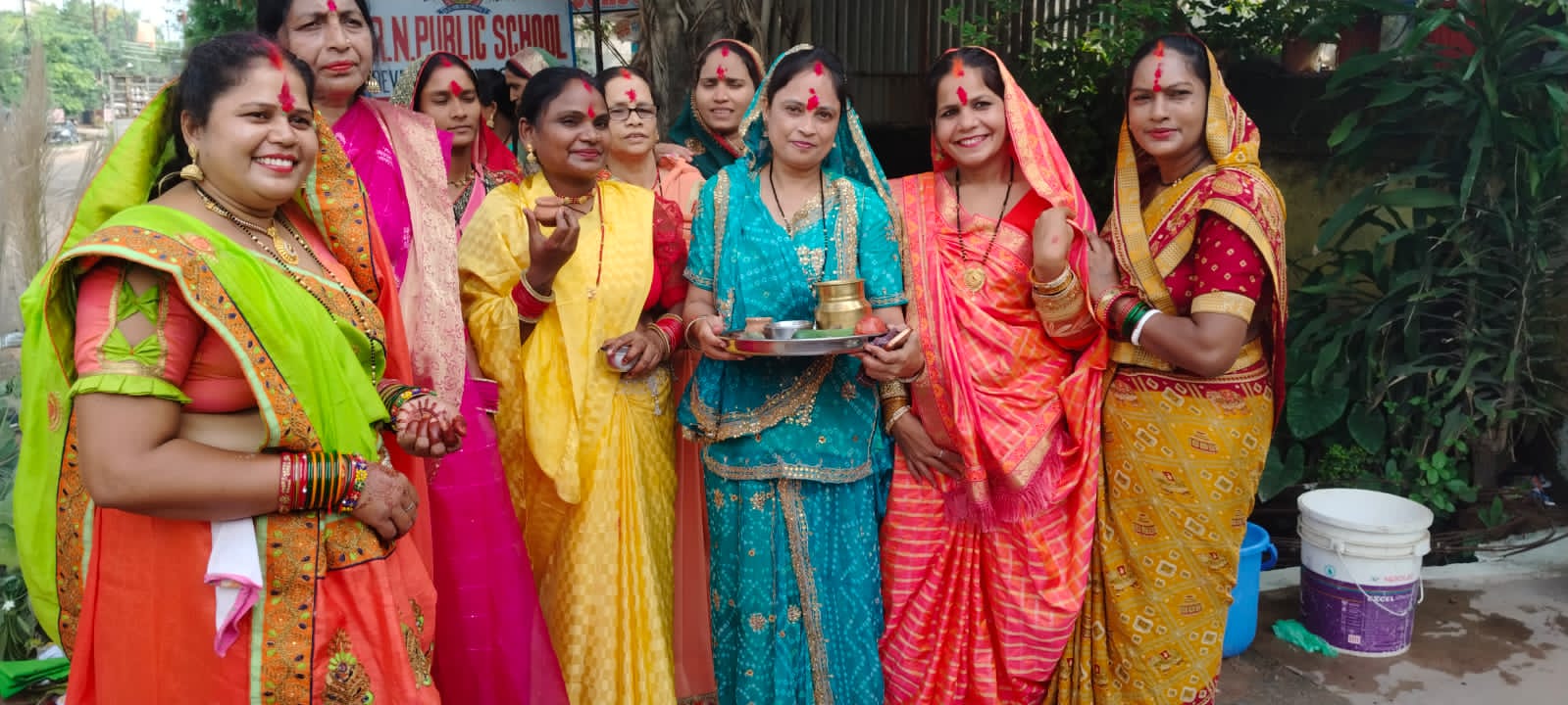 संतान की दीर्घायु व परिवार की समृद्धि के लिए महिलाओं ने रखा हल षष्ठी व्रत ,पीठ पर पोता मार कर दिया संतान को आशीर्वाद