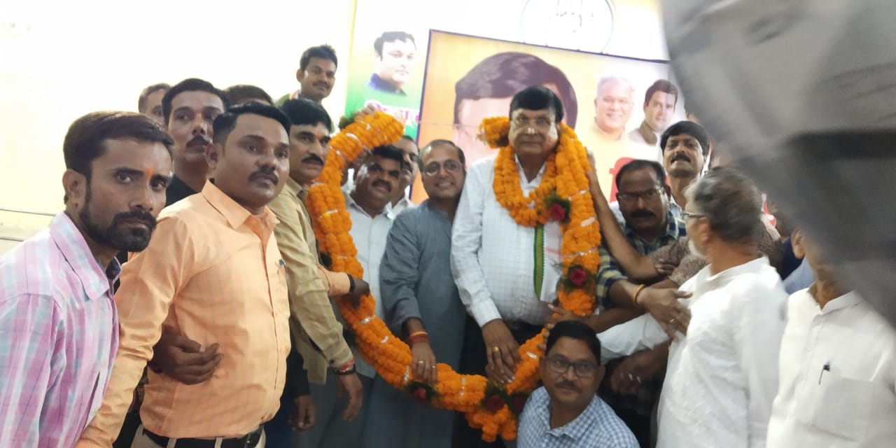 16 सितम्बर को कांग्रेस भवन में शहर ज़िला कांग्रेस कमेटी के अध्यक्ष विजय पांडेय जी का जन्मदिन केक काटकर मनाया गया ,