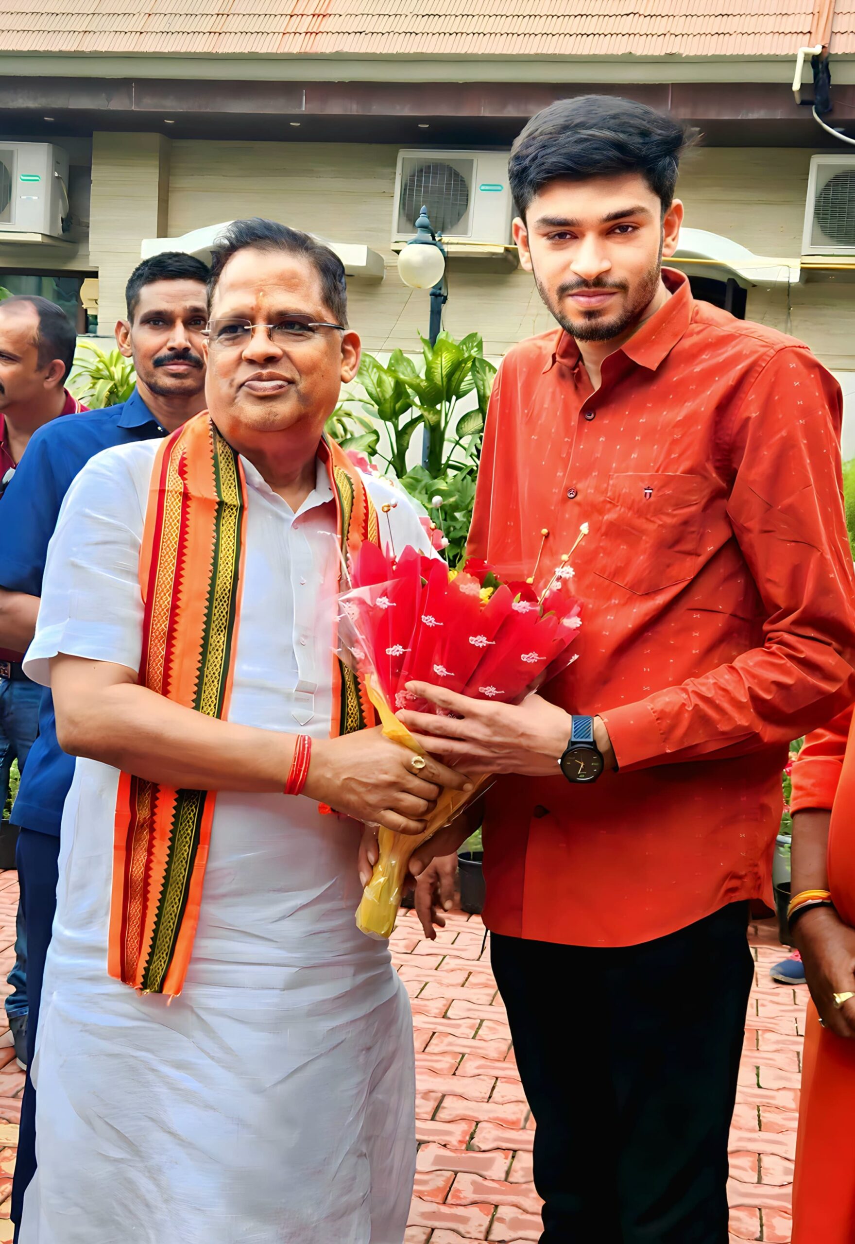 विधानसभा संयोजक साहिल भाभा ने पूर्व मंत्री अमर अग्रवाल को भेंट कर जन्मदिन की शुभकामनाएं दी*
