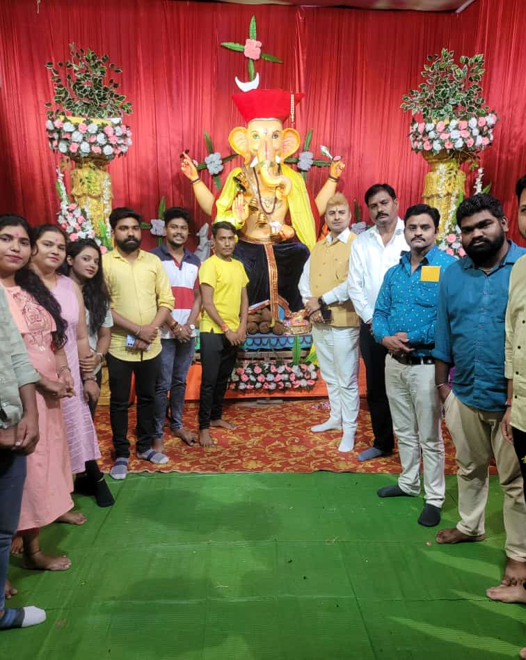 कांग्रेस नेता त्रिलोक श्रीवास बेलतरा विधानसभा क्षेत्र में दर्जनों गणेश उत्सव आरती व अन्य कार्यक्रम में हुए सहयोगियों सहित शामिल