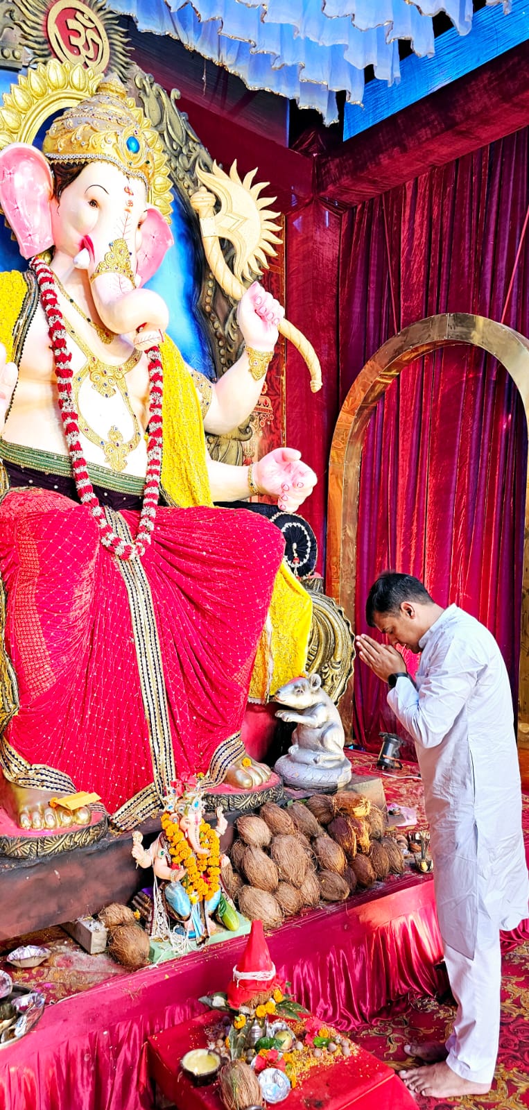 सुख समृद्धि और वैभव का दिया आशीर्वाद,,बैकुंठ लौटे श्री गणेश,,गांव गली पहुंच सभापती गौरहा ने मांगा लोगो का विकास,,सांस्कृतिक कार्यक्रमों में किया शिरकत