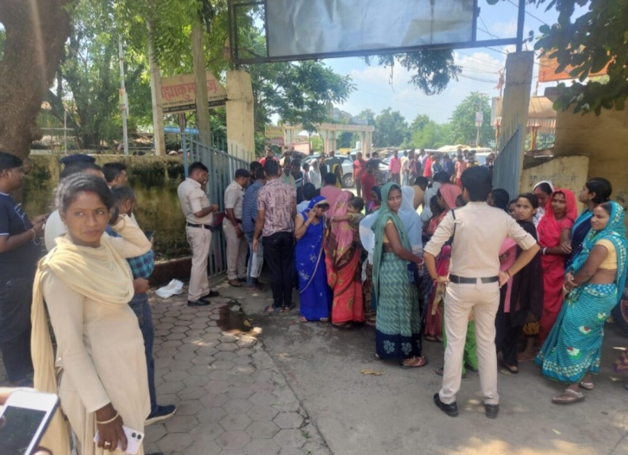 मस्तूरी में सत्तारूढ़ कांग्रेस पार्टी के छूटभैया नेता की गुंडागर्दी से परेशान लोगों ने विरोध स्वरूप मस्तूरी  किया बंद