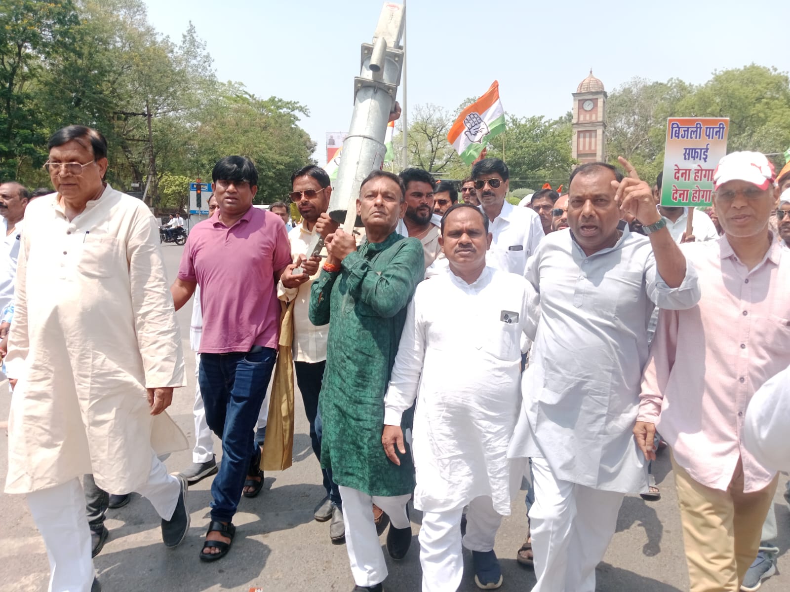 बिजली, पानी एवं मूलभूत की समस्याओं को लेकर नगर निगम विकास भवन कार्यालय का किया घेराव