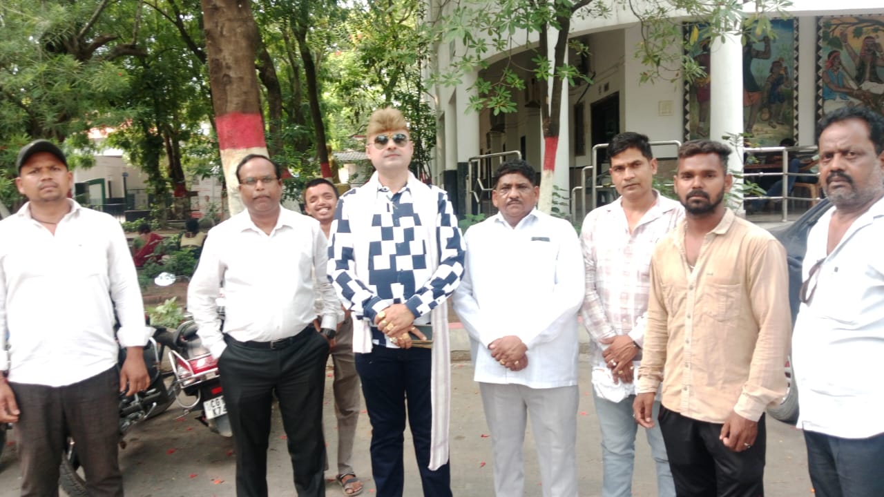 कांग्रेस नेता त्रिलोक श्रीवास जिलाधीश से किया भेंट ,बेलतरा क्षेत्र में बेजा कब्जा अभियान पर रोक, (अवैध उत्खनन रोकने और शराब बंदी करने की की मांग,,)
