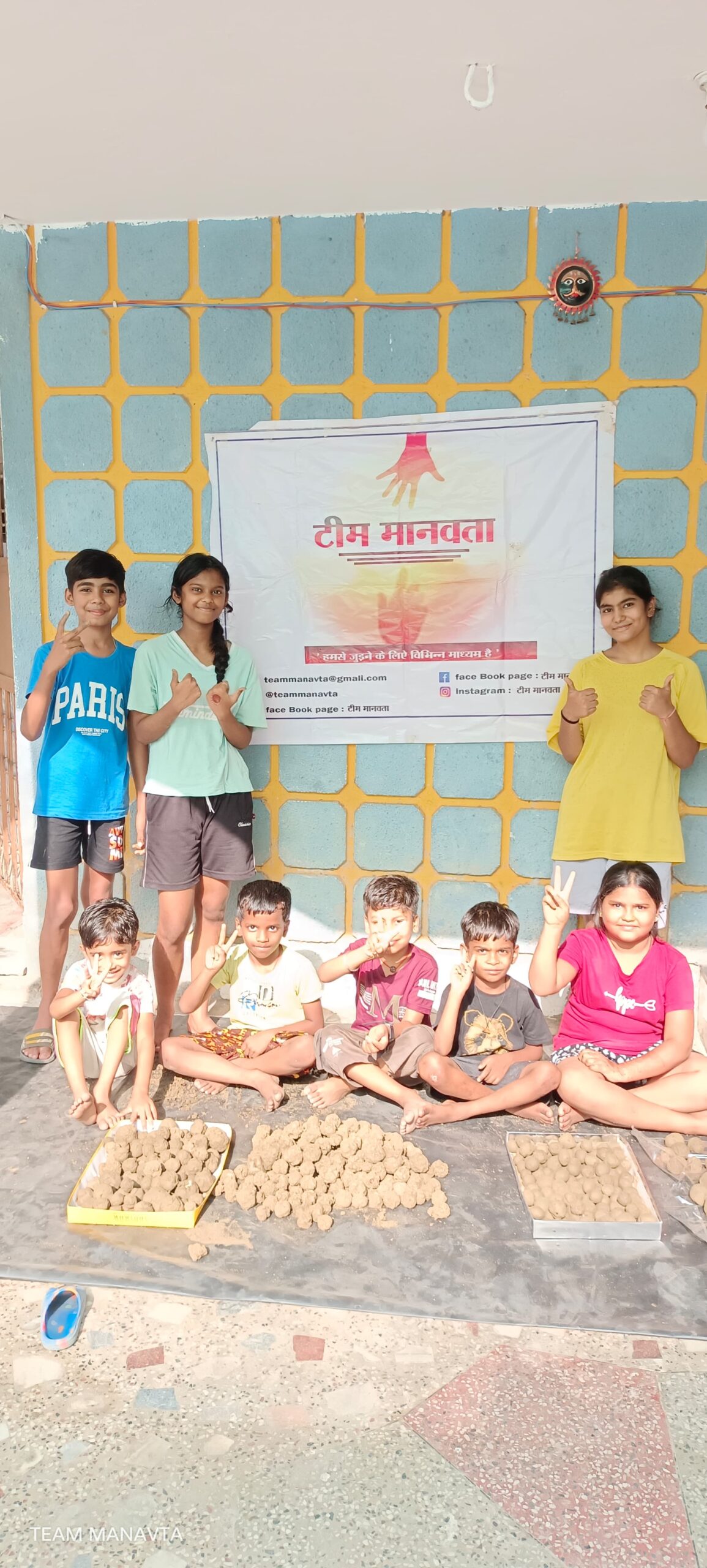 टीम मानवता बिलासपुर के नन्हे सदस्यों ने पिछले वर्ष की भांति इस वर्ष भी सीड बॉल बनाकर पर्यावरण संरक्षण में दिया योगदान