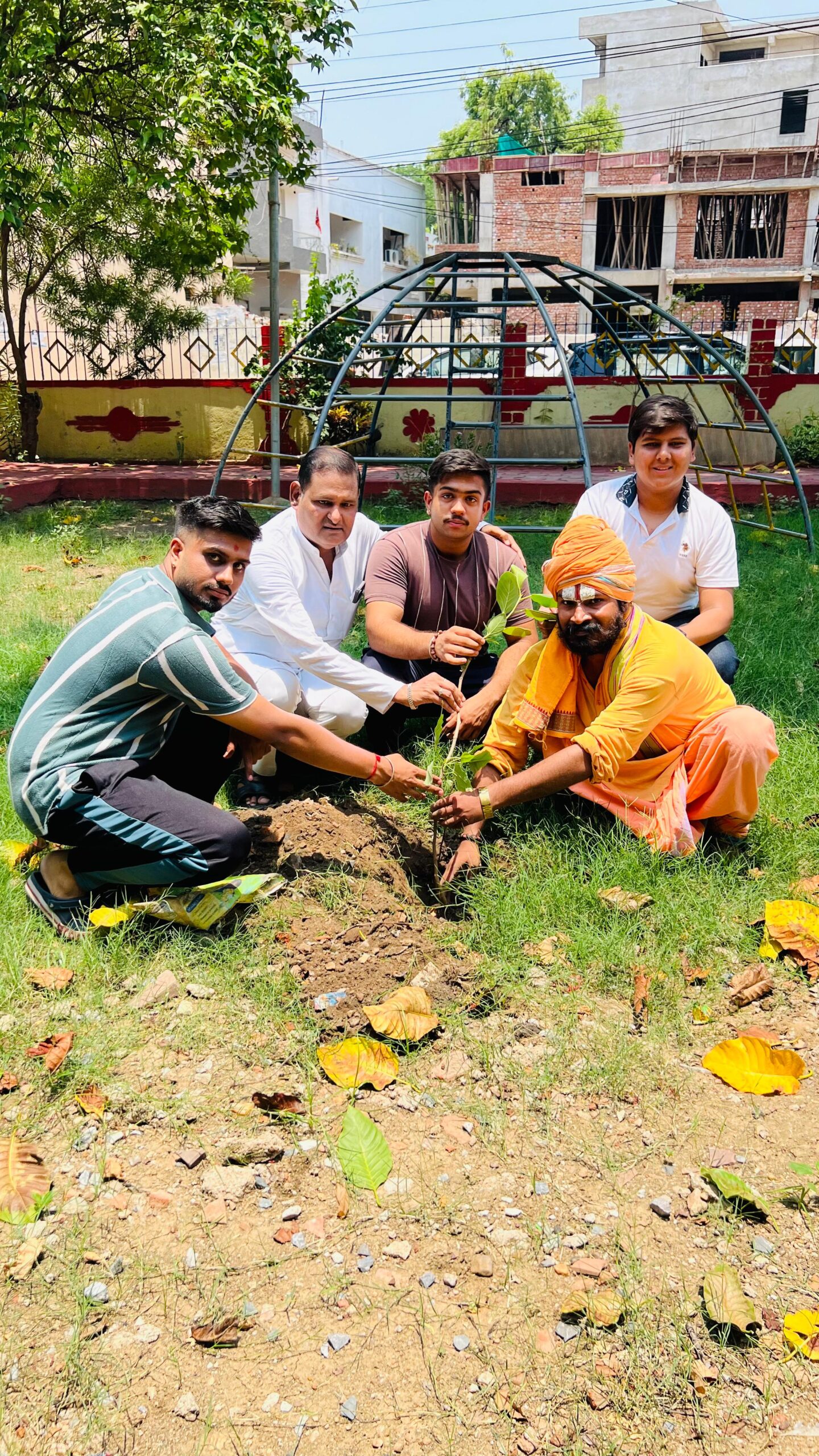 विश्व पर्यावरण दिवस पर श्री राम वाटिका में छत्तीसगढ़ योग आयोग के पूर्व सदस्य एवं पूर्व पार्षद रविन्द्र सिंह जी की उपस्थिति में किया गया वृक्षारोपण