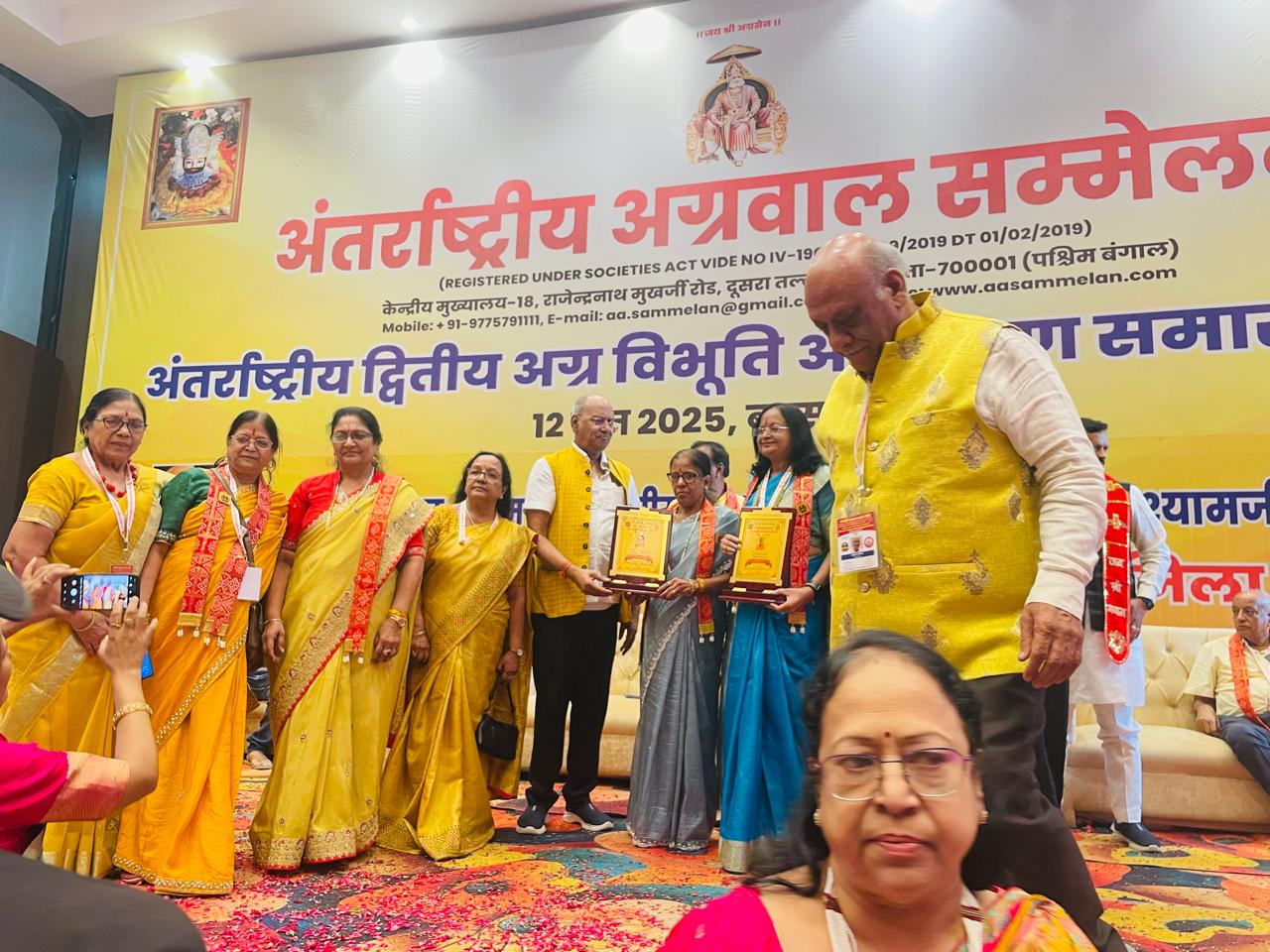 बिलासपुर की समाज सेविका शीतल लाठ को खाटूश्यामजी की नगरी सीकर राजस्थान में अंतर्राष्ट्रीय अग्रवाल सम्मेलन में उत्कृष्ट सामाजिक कार्यों के लिए बृजमोहन अग्रवाल द्वारा अग्र गौरव सम्मान से किया गया सम्मानित