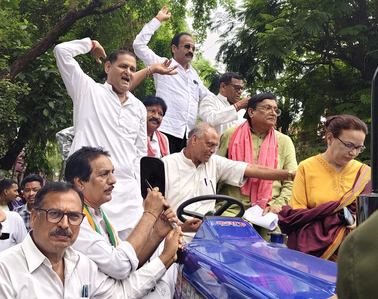 युक्तियुक्तकरण एवं खाद बीज दवाई आदि सभी मुद्दों पर बैलगाड़ी और ट्रेक्टर पर जूलूस निकाल कर प्रदेश सरकार के विरुद्ध किया प्रदर्शन