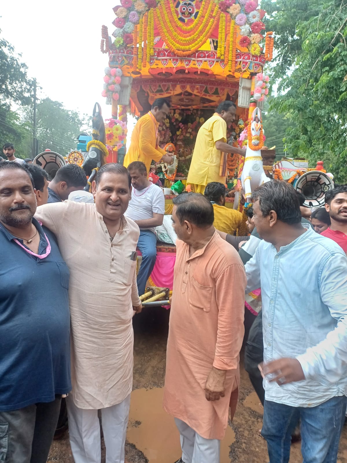 भगवान जगन्नाथ जी की रथयात्रा का छत्तीसगढ़ योग आयोग के पूर्व सदस्य रविन्द्र सिंह ने अपने सभी साथियों के साथ किया स्वागत,भोग प्रसाद वितरित कर  प्रदेश व देश की खुशहाली की मांगा आशीर्वाद