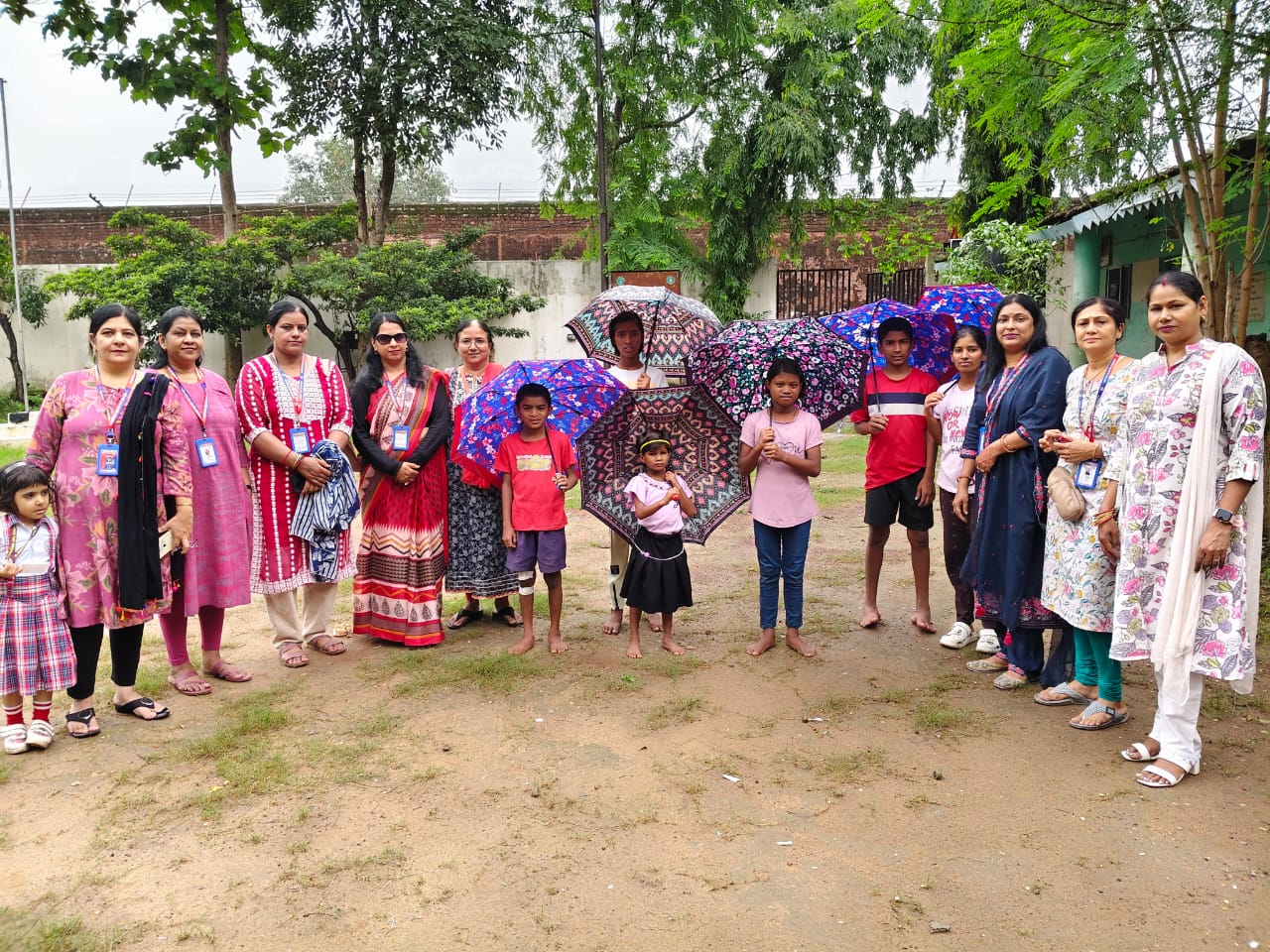मानव अधिकार सहायता संघ बिलासपुर नारी शक्ति ने आरती अनंत के नेतृत्व में बाल निवास में छाता,कुकर व खाघ सामाग्री का किया वितरण