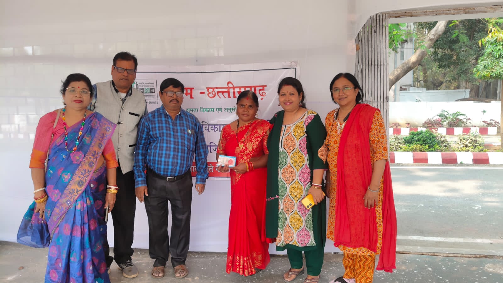 दिव्यांग महिला की बेटी के विवाह में सक्षम द्वारा सहयोग