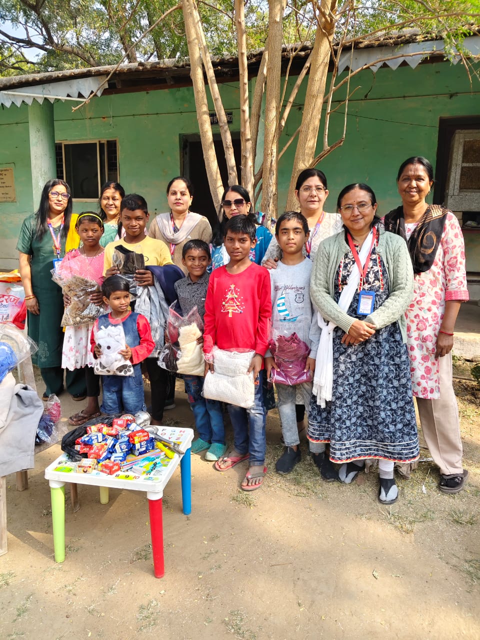 मानवाधिकार सहायता संघ, अंतरराष्ट्रीय ,बिलासपुर नारी शक्ति द्वारा मुक्ताकाश अल्पावास में ज़रूरत का सामना बांटा गया