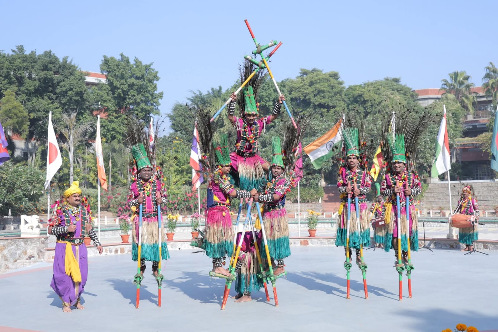 यूनेस्को ने सराहा छत्तीसगढ़ के गेड़ी नृत्य का अद्भुत प्रदर्शन, 180 देशों के प्रतिनिधियों ने किया छत्तीसगढ़ की लोक संस्कृति का अभिवादन, लाल किले में गूंजा “छत्तीसगढ़िया सबले बढ़िया”