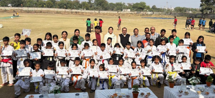 आधारशिला विद्या मंदिर न्यू सैनिक स्कूल में दो दिवसीय वार्षिक खेल दिवस में कराते खिलाड़ियों ने लहराया परचम