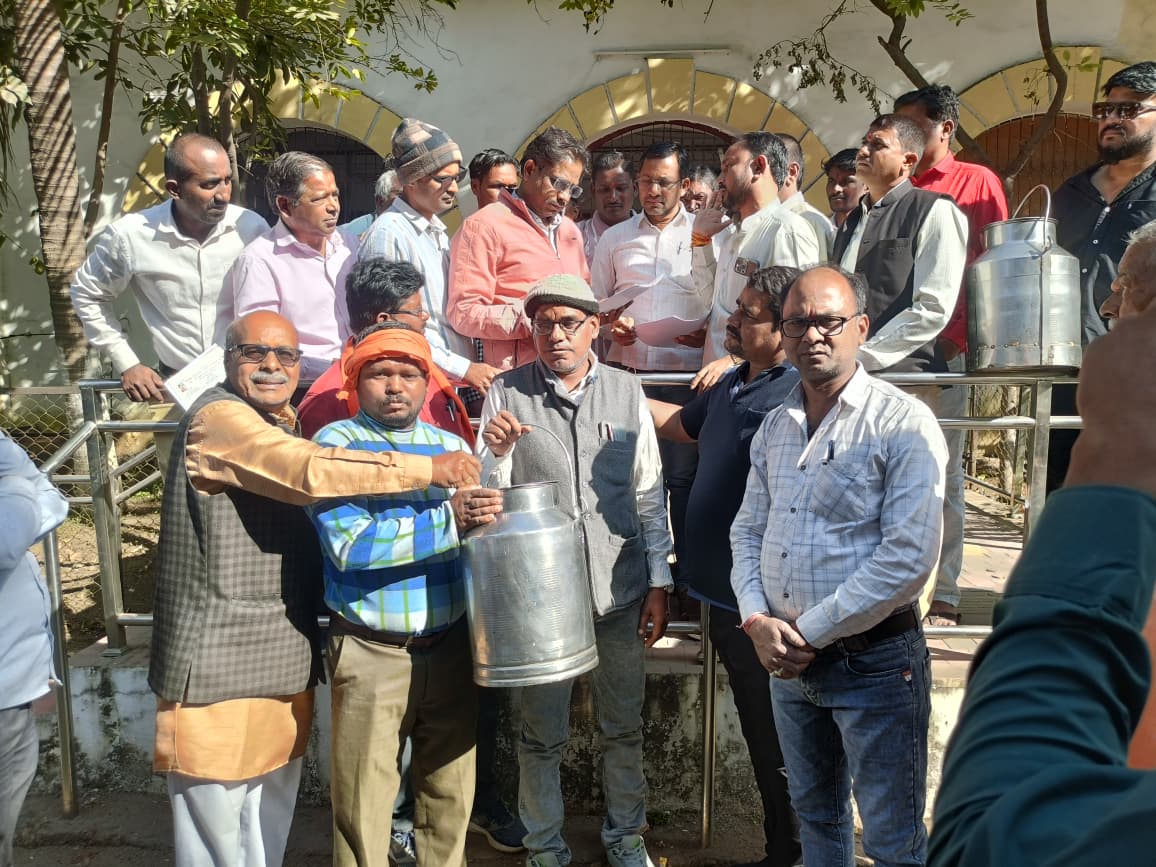 वचन डेयरी के भ्रामक विज्ञापन के विरोध में यादव समाज ने कलेक्टर को सौंपा ज्ञापन