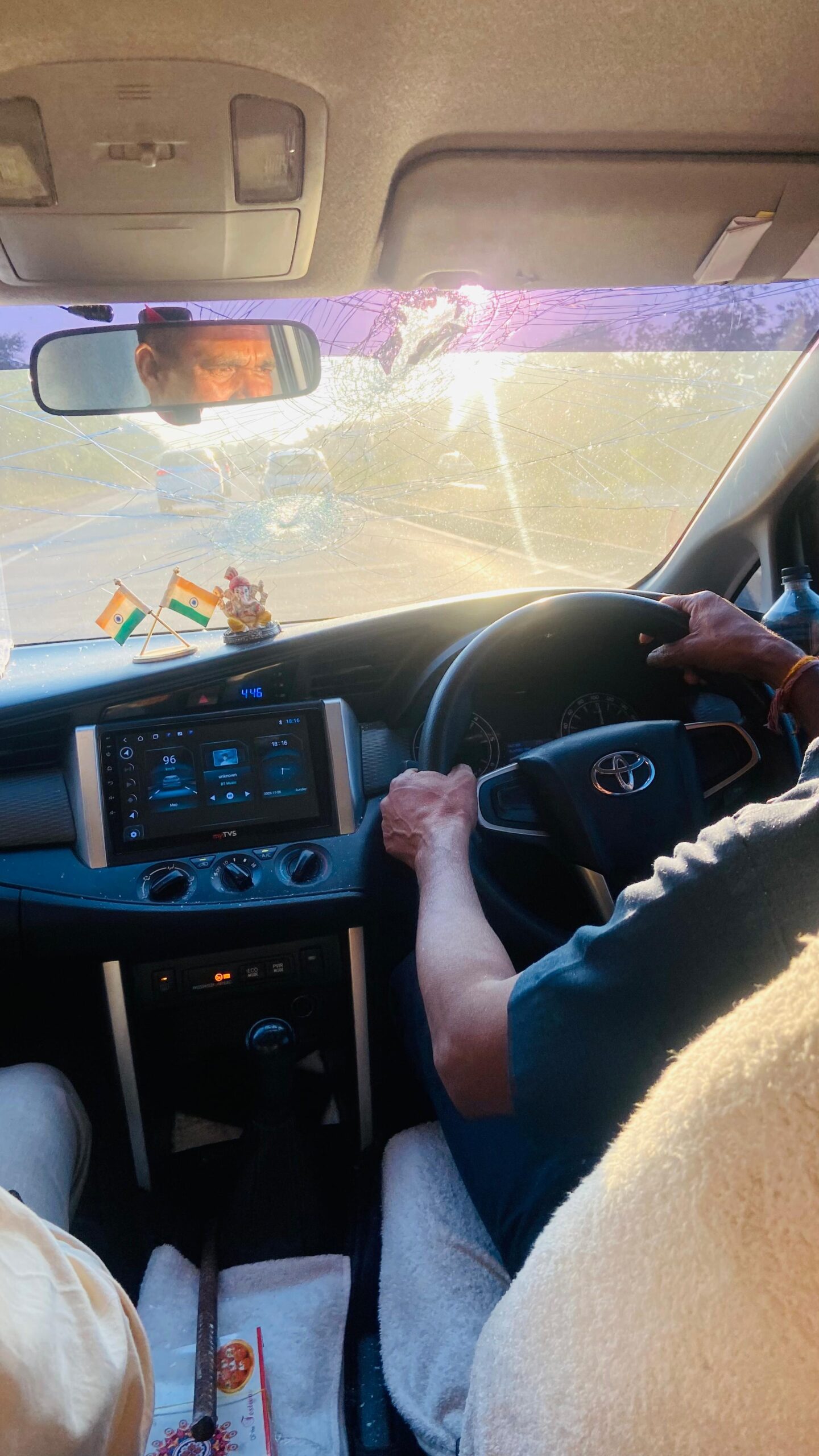 चलती गाड़ी में लोहे की रॉड टकराने से केंद्रीय राज्यमंत्री तोखन साहू की कार का शीशा क्षतिग्रस्त, सभी सुरक्षित