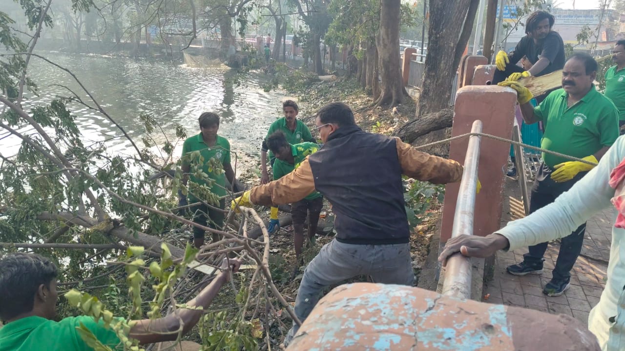 आधा महाराजबंध तालाब साफ, 50 ट्रक कचरा बाहर — ग्रीन आर्मी का अभियान 20 दिन पूर्ण