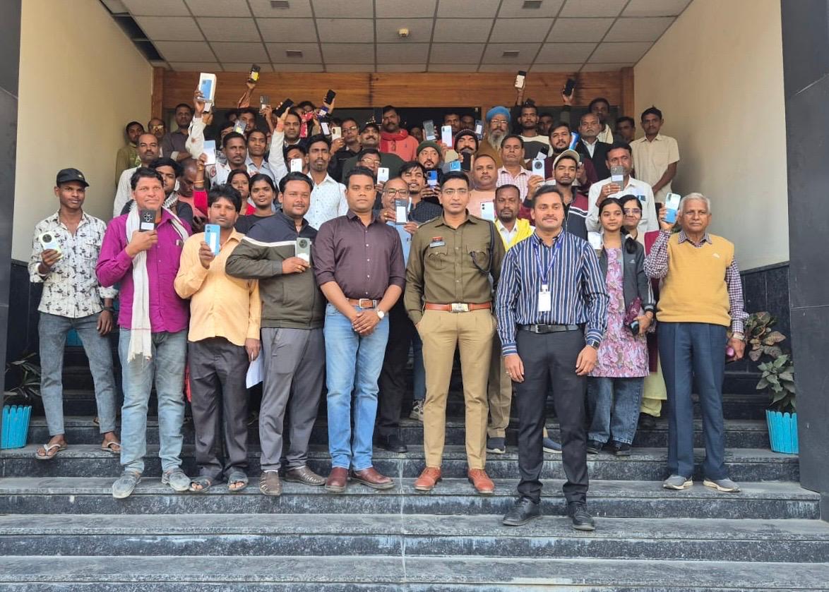 आपकी एक आस, आपकी अमानत, आपके पास’’,वरिष्ठ पुलिस अधीक्षक बिलासपुर श्री रजनेश सिंह के निर्देश पर आमजनों के गुम हुए कीमती मोबाइल किए गए वितरित।