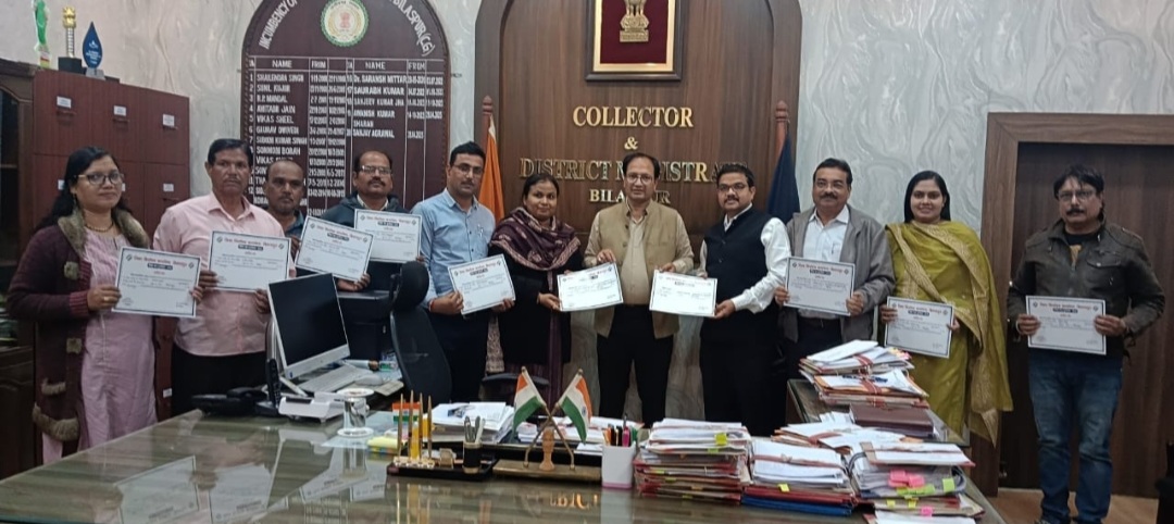 कलेक्टर ने शत प्रतिशत डिजिटाइजेशन का काम करने वाले अधिकारी-कर्मचारियों को किया सम्मानित
