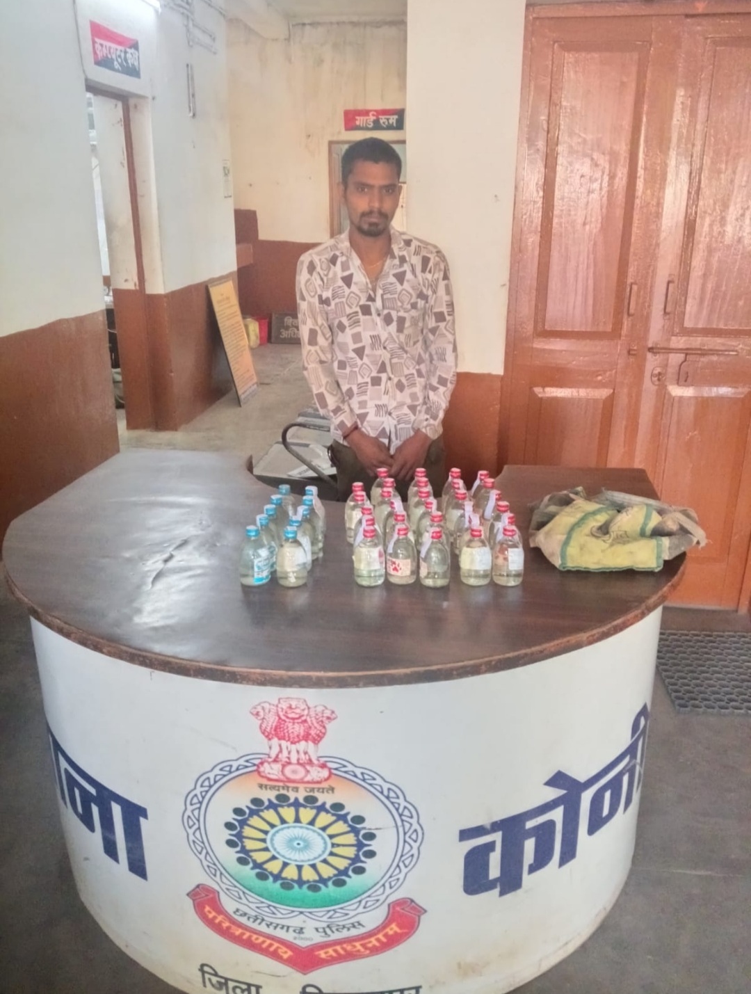 अवैध शराब के ऊपर थाना कोनी पुलिस का प्रहार, आरोपी के कब्जे से 39 पाव देसी प्लेन शराब जब्त