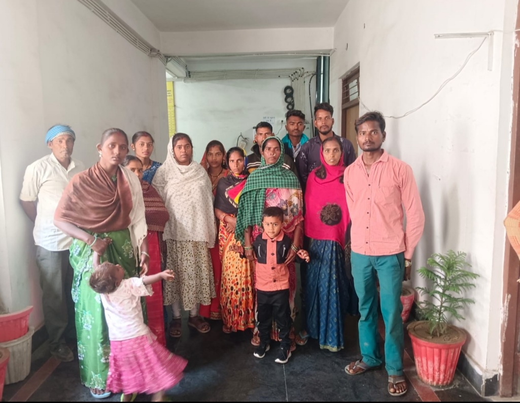 झारखंड में बंधक बनाए गए श्रमिक सकुशल बिलासपुर लौटें, जनदर्शन में शिकायत के बाद कलेक्टर की त्वरित कार्रवाई,श्रम विभाग ने समन्वय कर सभी श्रमिकों को सुरक्षित पहुंचाया घर