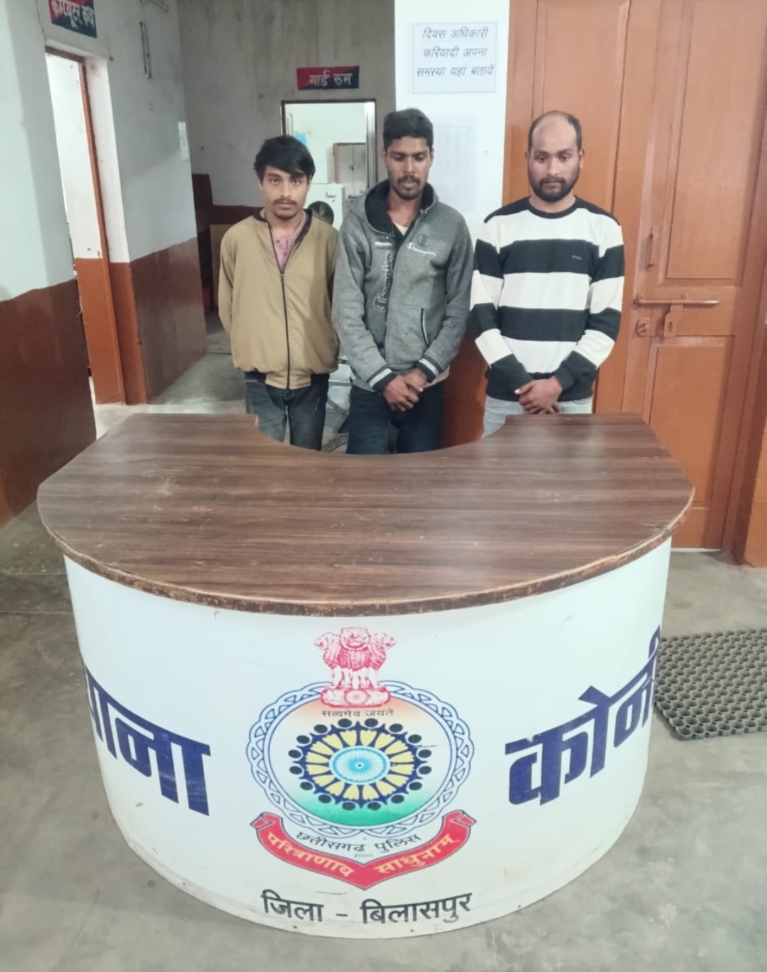 झगड़ा छुड़ाने गए व्यक्तियों से मारपीट कर नुकीले धारदार चीज से हमला करने वाले 03 आरोपी कोनी पुलिस की गिरफ्त में