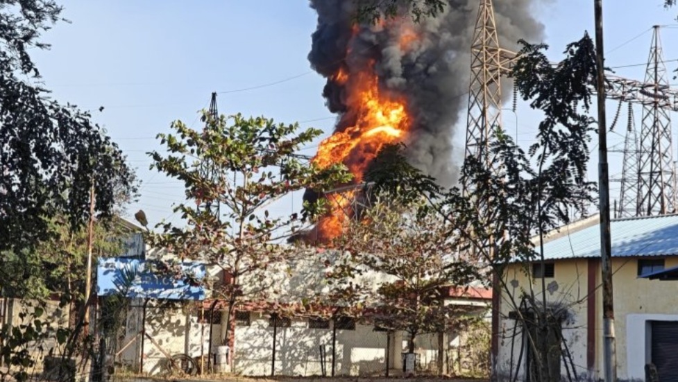 मोपका&nbsp; पावर हाउस बिजली ऑफिस में लगी भीषण आग,काले धुएं के गोले दूर दूर तक फैले ,कारण अज्ञात