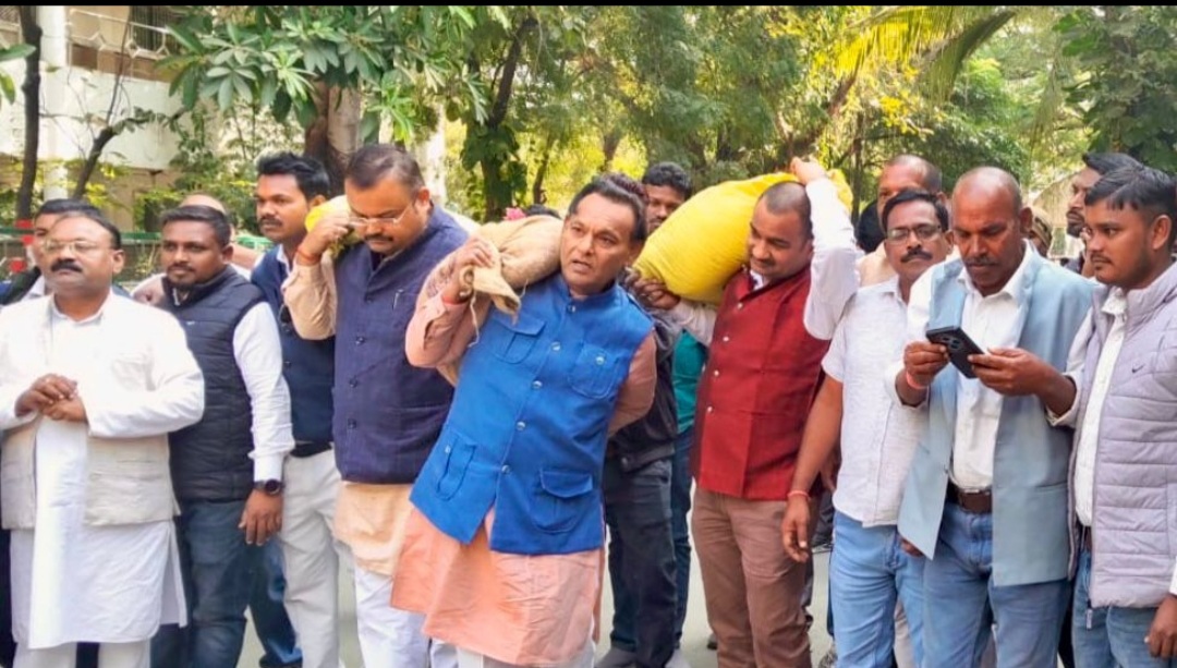 किसानों के साथ कंधे पर धान लादकर कलेक्टोरेट पहुंचे विजय, समय पर धान खरीदी को लेकर रखी मांग