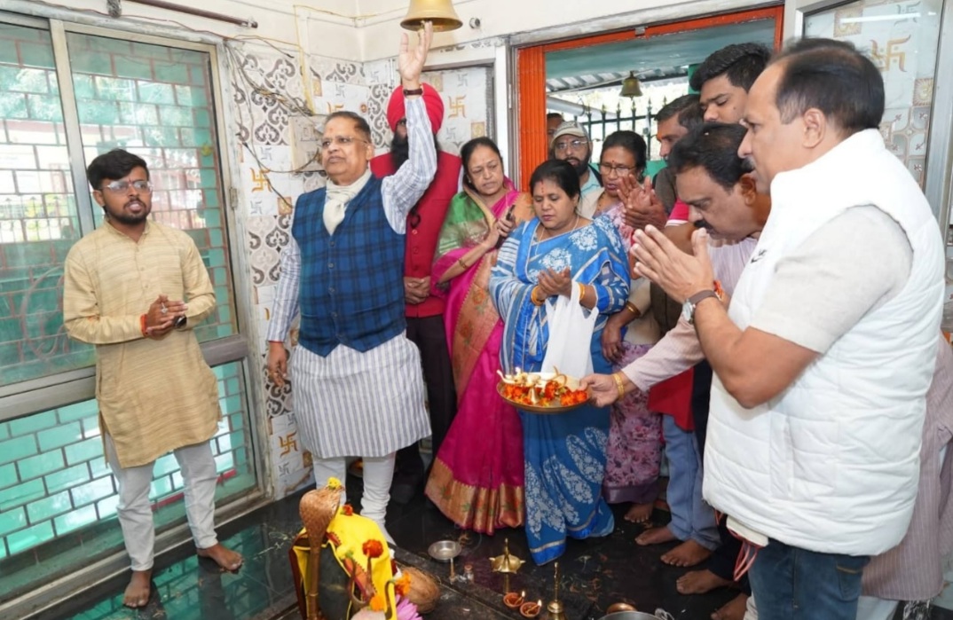 “सोमनाथ स्वाभिमान पर्व” के तहत ग्राम सिंगारपुर स्थित शिव मंदिर में शहर विधायक अमर अग्रवाल ने भोलेनाथ की पूजा अर्चना कर छत्तीसगढ़ में खुशहाली की प्रार्थना की