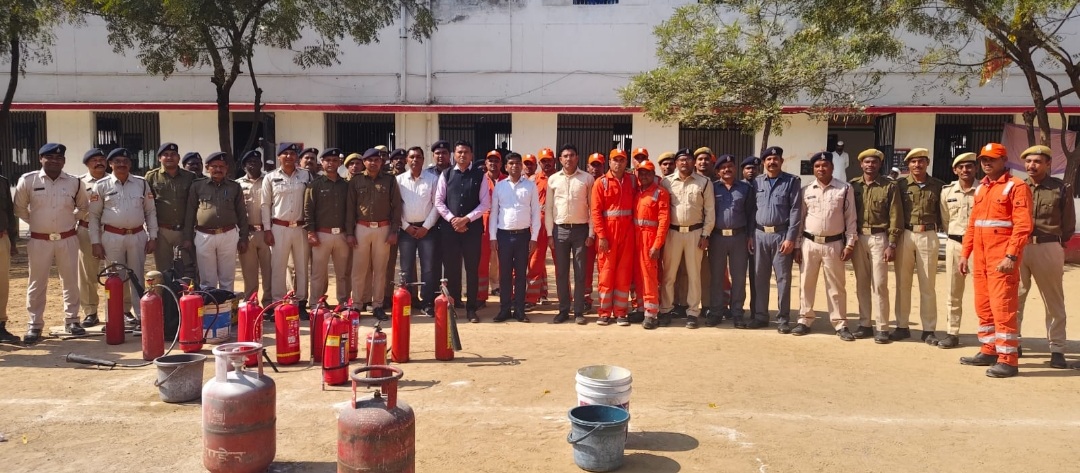 बिलासपुर केंद्रीय जेल में फायर मॉक ड्रिल: आग पर काबू पाने का अभ्यास