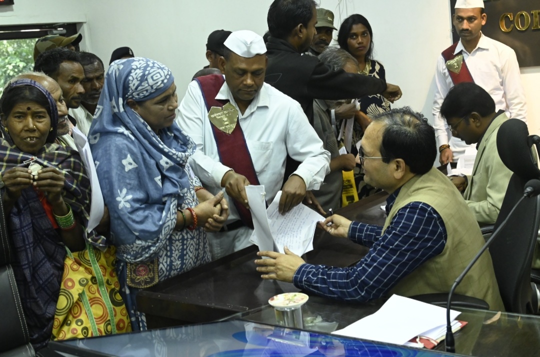 जनदर्शन में कलेक्टर ने सुनी लोगों की समस्याएं