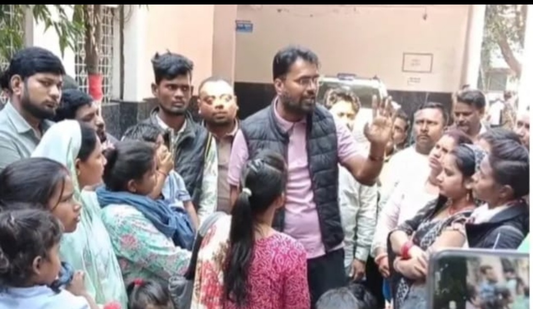 शहर अध्यक्ष सिद्धांशु मिश्रा ने पालकों के साथ जिला कलेक्टर से मुलाकात कर आत्मानंद स्कूल में बंद हो चुकी&nbsp; नर्सरी, एलजी के विषय में चर्चा की