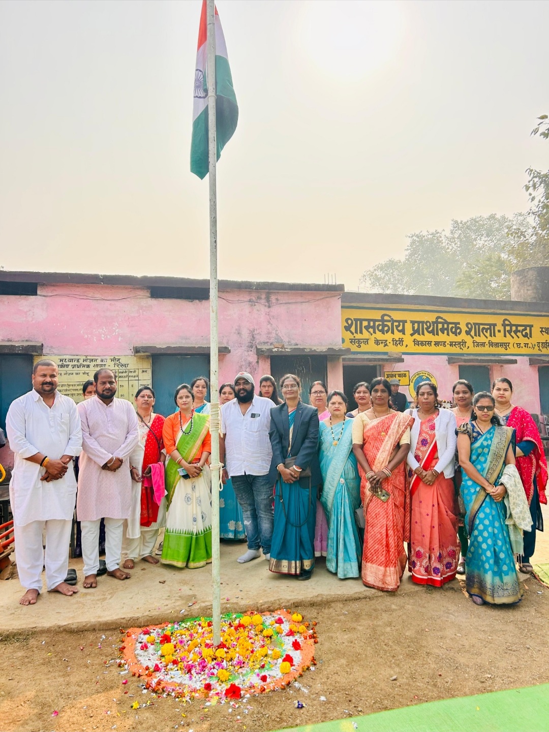 77वे गणतंत्र दिवस के अवसर पर शांता फाउंडेशन ने पंच, सरपंच एवं जनपद सदस्य के साथ रिसदा में किया ध्वजारोहण,