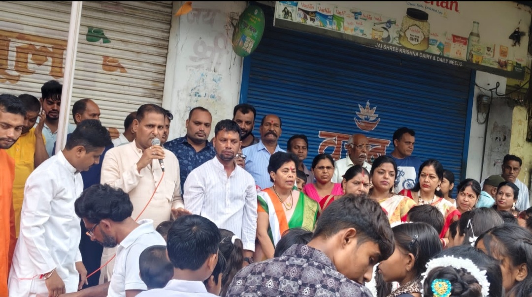 बिलासपुर जिला शहर कांग्रेस कमेटी के पूर्व अध्यक्ष रविंद्र सिंह जी ने गणतंत्र दिवस के पावन पर्व पर बिनोवा नगर गायत्री मंदिर चौक में ध्वजारोहण कर सलामी दी