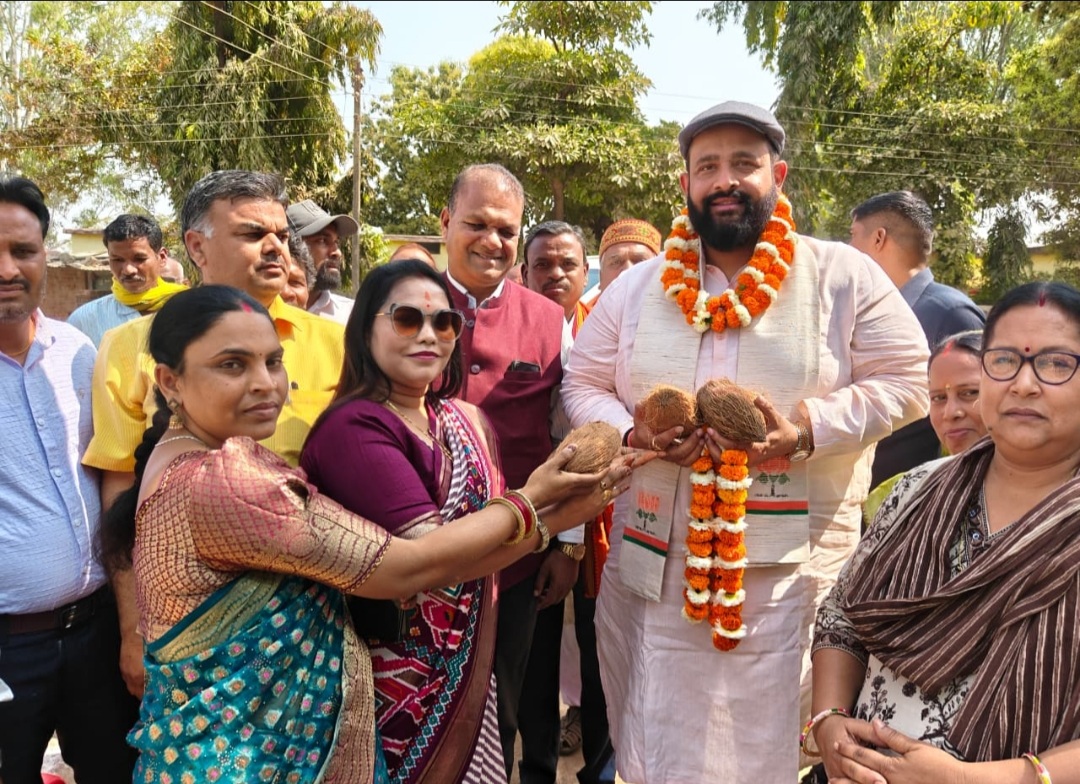 नवागांव हायर सेकेंडरी स्कूल में सायकिल वितरण कार्यक्रम में प्रबल प्रताप जूदेव के साथ ग्रामीण बिलासपुर महिला मोर्चा की अध्यक्ष गायत्री साहू रही उपस्थित