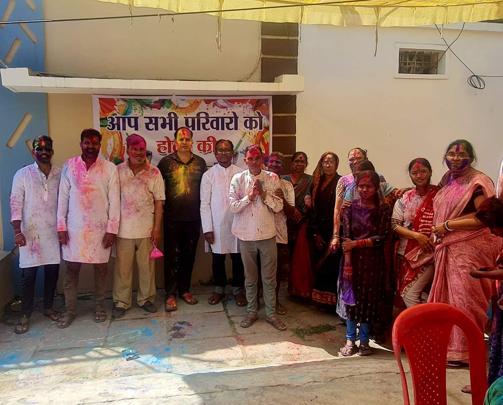 देवरी खुर्द में खेली गई अनोखी होली,बड़ों को तिलक लगाकर एवं चरण वंदन के पश्चात&nbsp; बच्चों द्वारा सांस्कृतिक कार्यक्रम की प्रस्तुति के साथ मनी होली