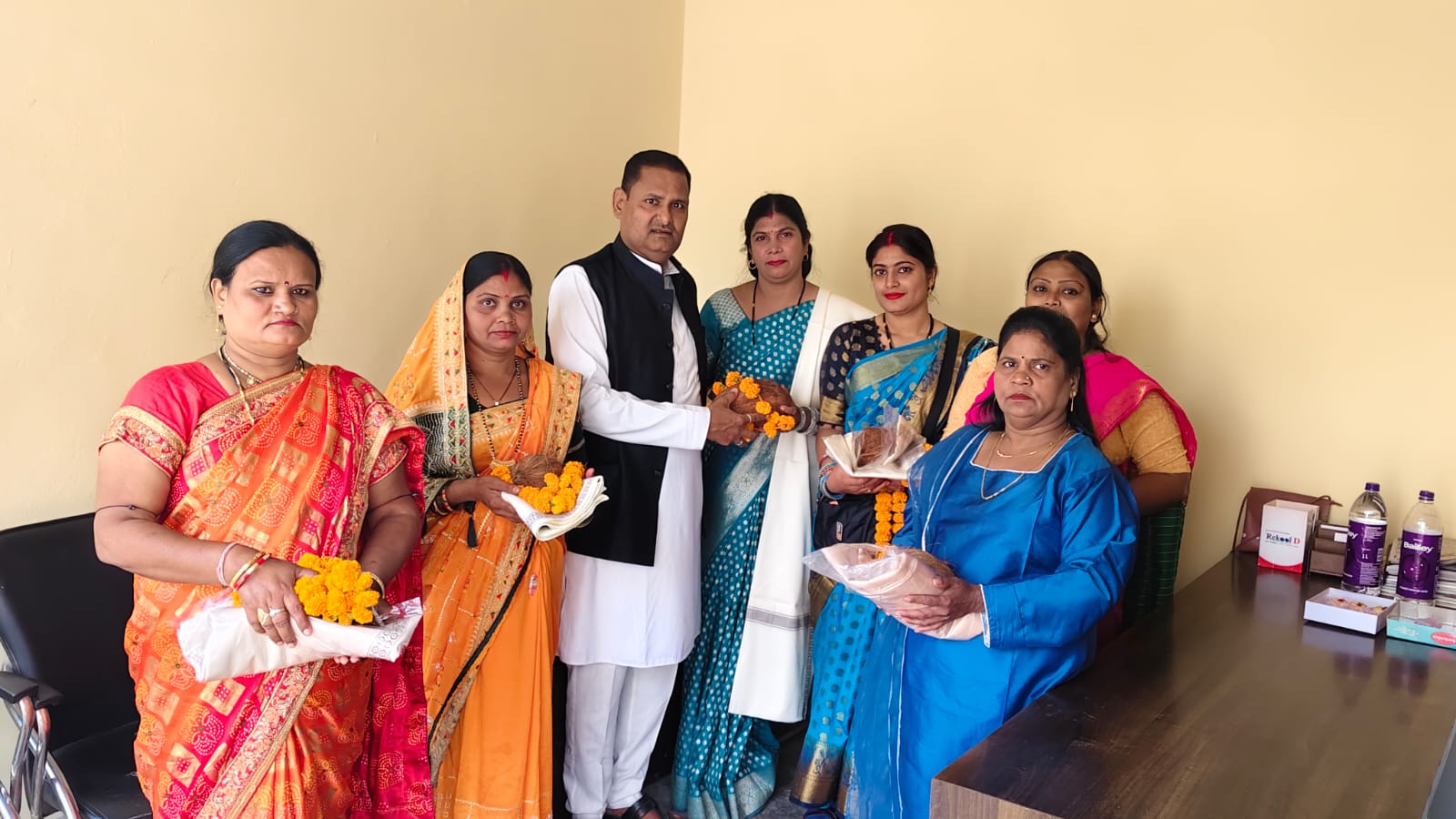 छत्तीसगढ़ योग आयोग के पूर्व सदस्य रविन्द्र सिंह ठाकुर जी ने महिला दिवस पर आंगनबाड़ी व सहायिका माता बहनों का किया सम्मान