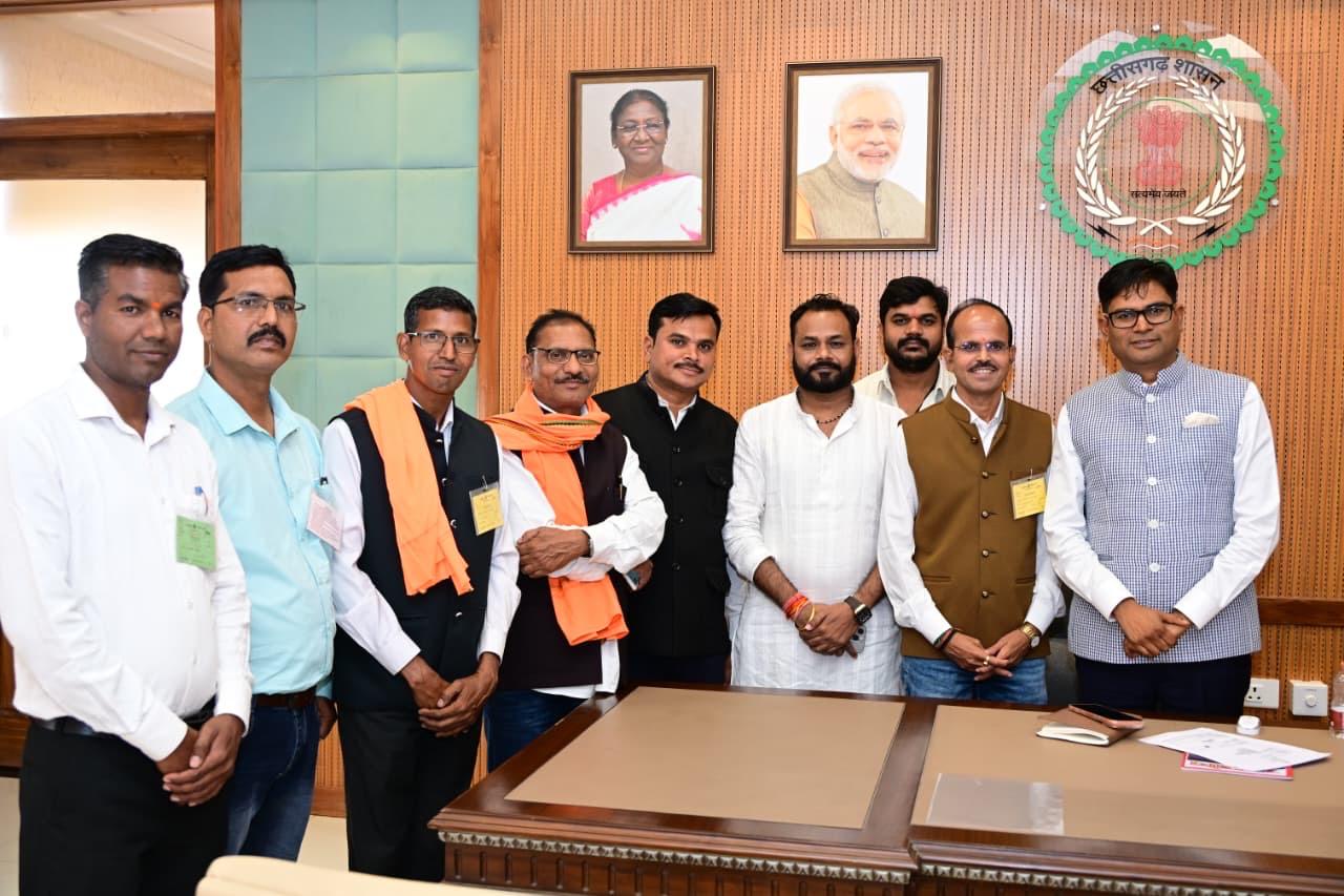 किसान मोर्चा बिलासपुर के पदाधिकारियों ने देखा छत्तीसगढ़ विधानसभा सत्र, जिलाध्यक्ष दिनेश राजपूत के नेतृत्व में वित्त मंत्री ओपी चौधरी से की सौजन्य मुलाकात