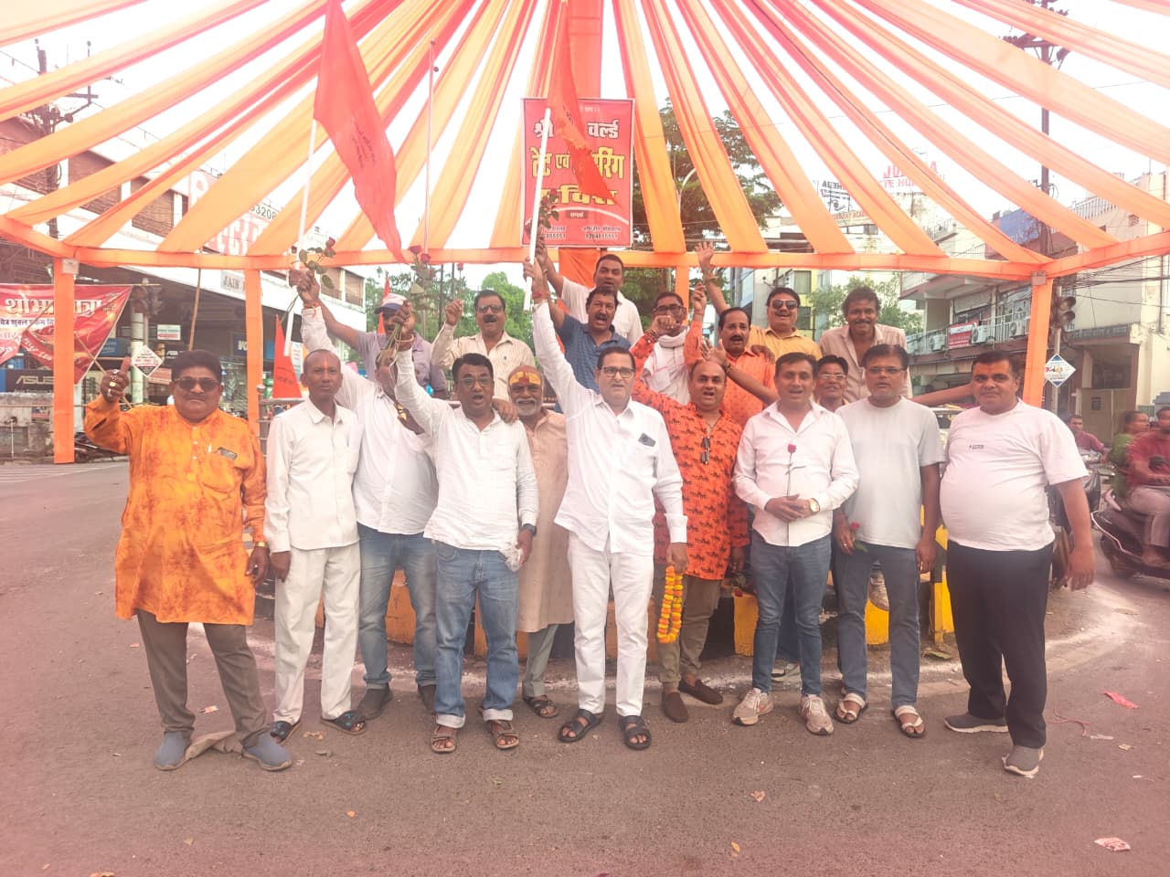 हिंदू नव वर्ष शोभा यात्रा रैली का नगर निगम के पूर्व नेता प्रतिपक्ष व पार्षद रविंद्र सिंह ने सैकड़ो&nbsp; साथियों के साथ किया भव्य स्वागत