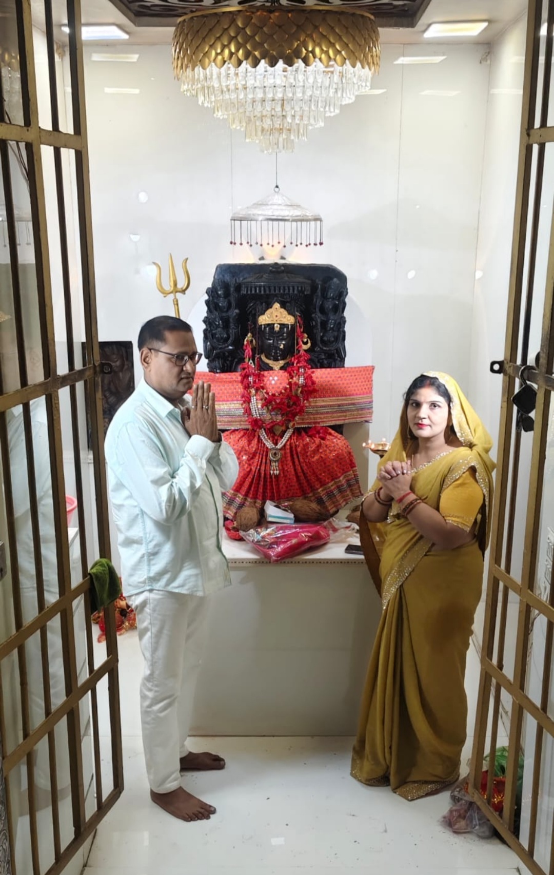 छत्तीसगढ़ी योग आयोग के पूर्व सदस्य रविन्द्र सिंह ठाकुर ने सपरिवार&nbsp; मां डिडेश्वरी के दर्शन पश्चात माता का आशीर्वाद प्राप्त किया