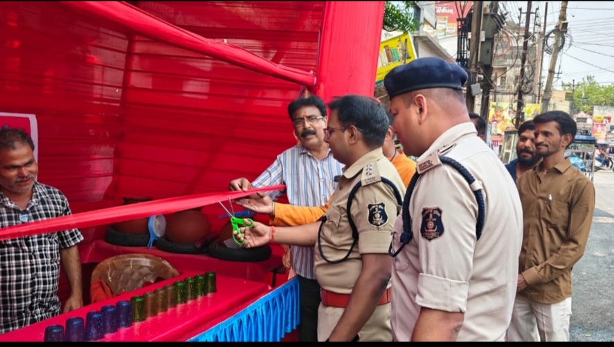 शास्त्री बाजार व्यापारी संघ के सहयोग से पानी प्याऊ घर का सी एस पी गगन कुमार एवं सिटी कोतवाली थाना प्रभारी ने किया&nbsp; विधिवत उद्घाटन