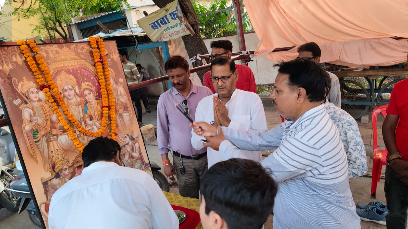 हनुमान जन्मोत्सव के अवसर पर छत्तीसगढ़ योग आयोग के पूर्व सदस्य रविंद्र सिंह ने सीता राम एवं हनुमान जी की आरती कर भोग प्रसाद का वितरण किया